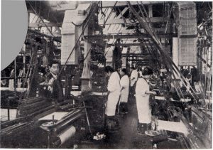 昭和10年の織物工場での作業風景