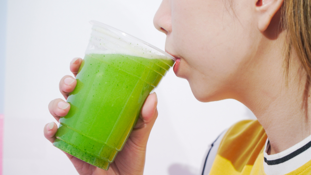 桑の青汁を飲み過ぎると肝臓に悪いって本当？
