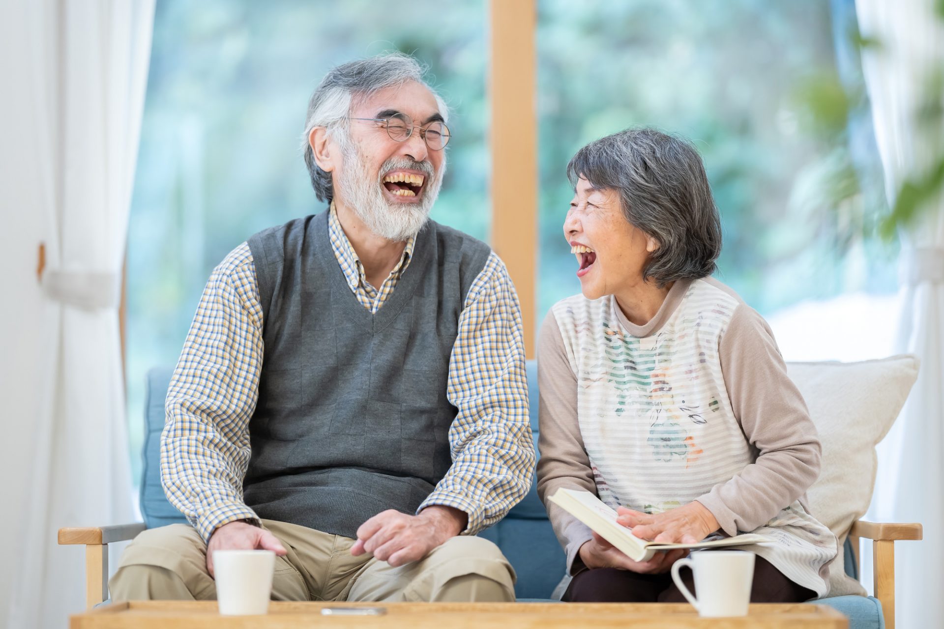 桑の葉茶を飲んで元気に笑い合う高齢のご夫婦