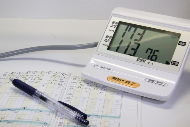 血圧測定器と測定値を記載したグラフ