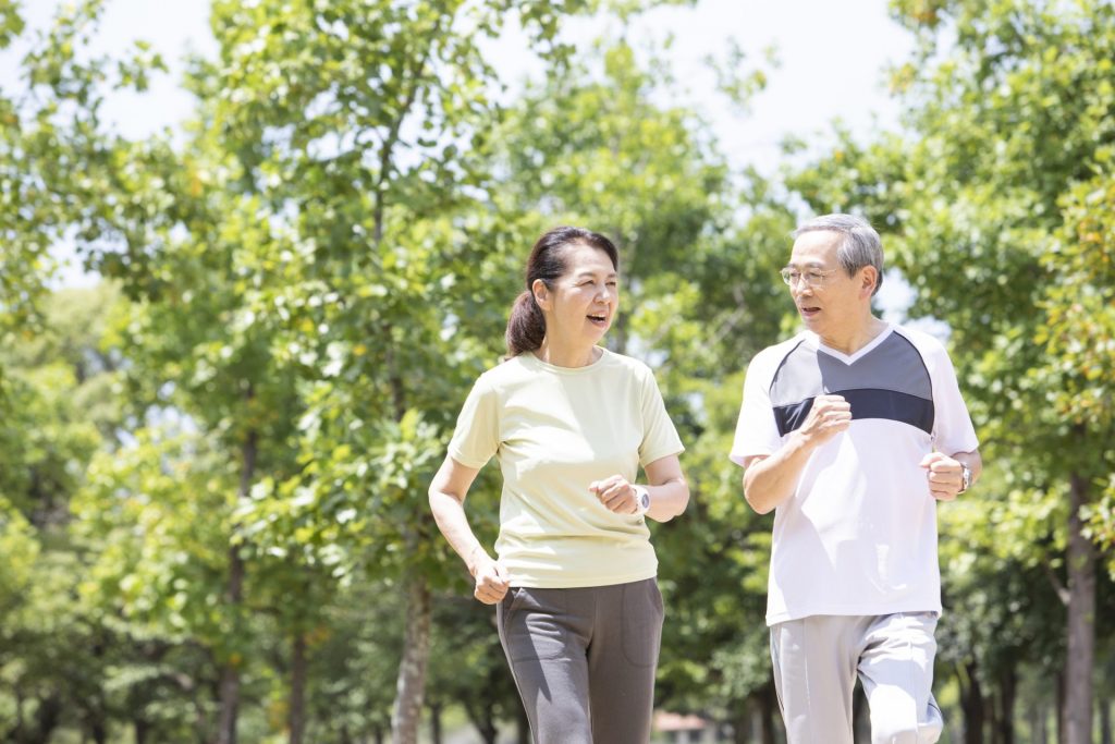 生活習慣病予防のためにウォーキングをする中高年のご夫婦