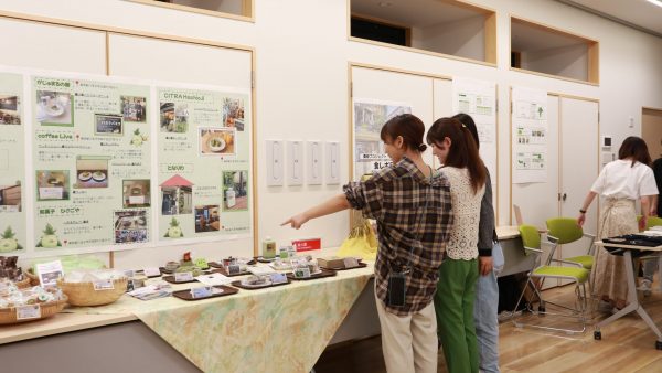 桑都プロジェクトの学生が作成した食レポ日記の展示