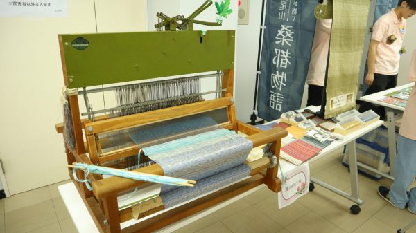 澤井織物工場の簡易機織り機と多摩織の小物と桑創輝の茶葉で染めた反物