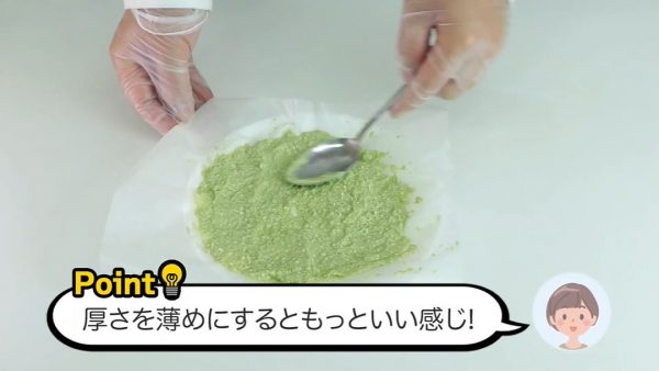 キッチンペーパーの上に桑豆腐を薄く広げている様子