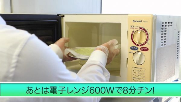 桑豆腐を電子レンジで温めている様子