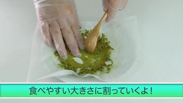 桑豆腐チップスを食べやすい大きさに割っている様子