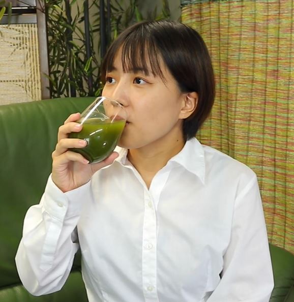 桑の青汁「創輝王」を飲む女子学生