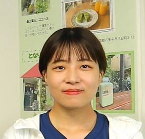 創輝(株)へインターンシップに来ている女子学生