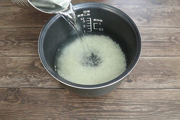 お釜に水を注ぐ様子