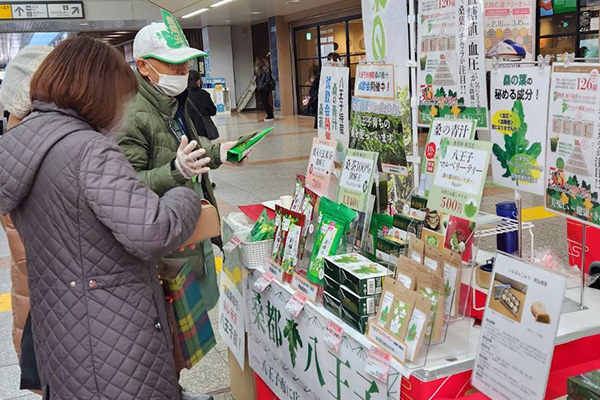 お客様に創輝商品を説明する様子