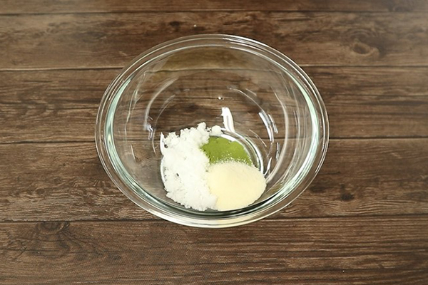 砂糖、桑の青汁、ゼラチンをボウルに入れた様子