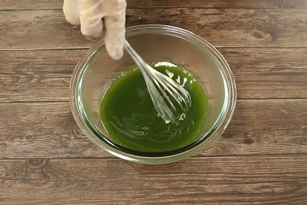 お湯でゼラチンを溶かす様子