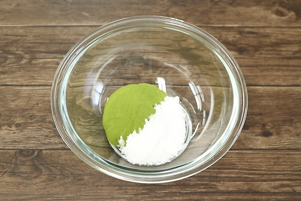 ボウルに砂糖と桑の青汁創輝王を入れる様子