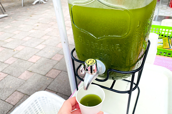 桑の青汁創輝王の試飲の様子