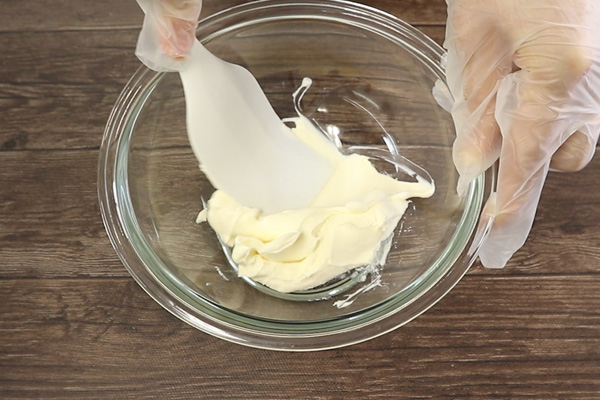 クリームチーズを練り混ぜる様子