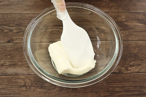 常温に戻したクリームチーズ