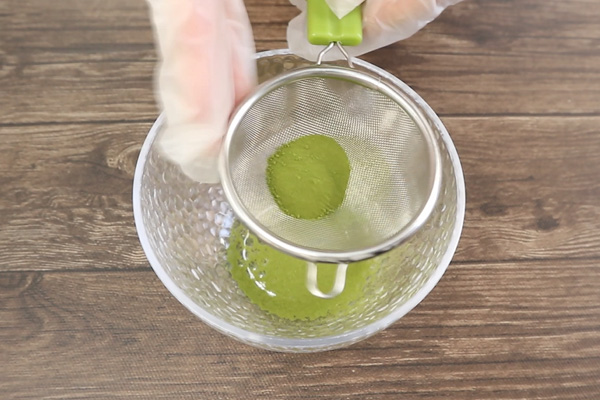 桑の青汁創輝王をふるう様子