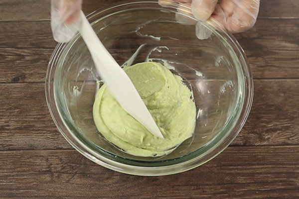 粉類を加えて混ぜる様子