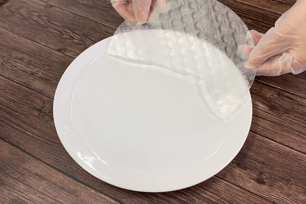 ライスペーパーを水に浸す様子