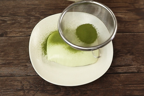 桑クリーム大福に桑の青汁創輝王をふるいかける様子