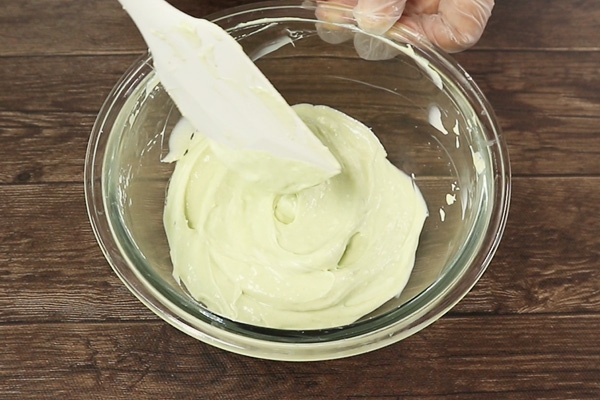 ギリシャヨーグルトを加えて混ぜる様子