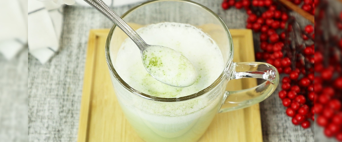 桑ラテをスプーンで掬う様子