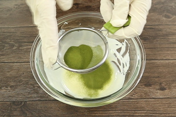 桑の青汁創輝王をふるい入れる様子