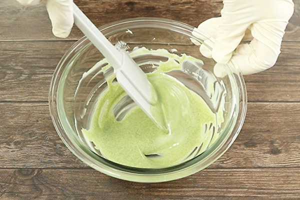 ホワイトチョコレートと桑の青汁創輝王を混ぜる様子