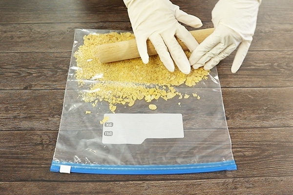コーンフレークを麵棒で砕く様子