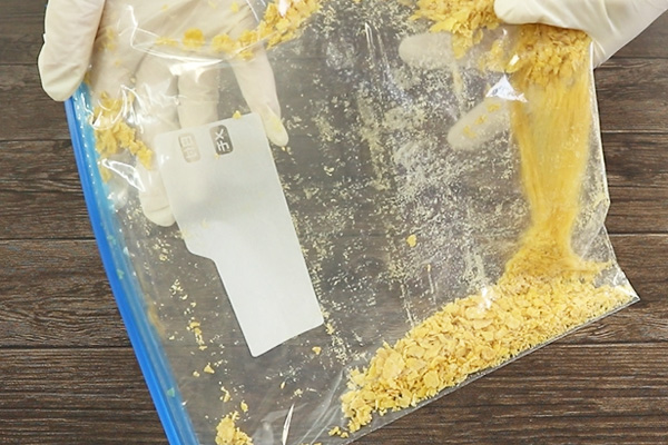 砕いたコーンフレークを混ぜる様子