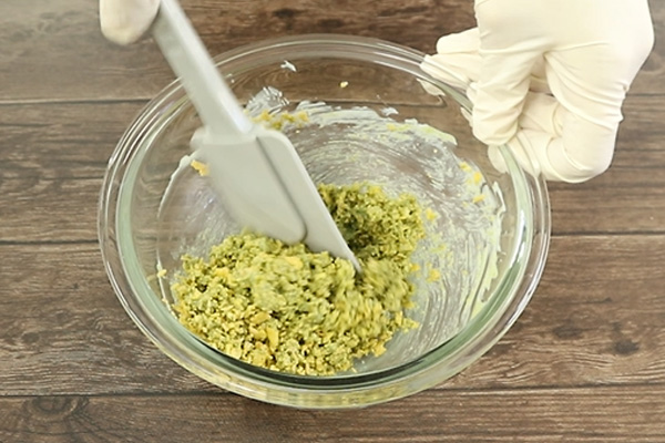 桑チョコと砕いたコーンフレークを混ぜる様子