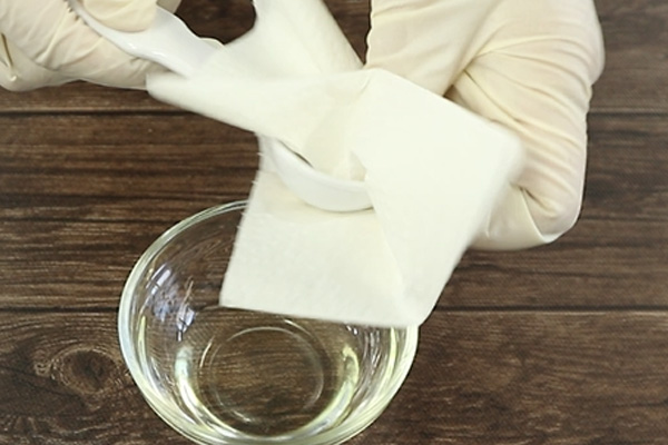 余分な油を拭く様子