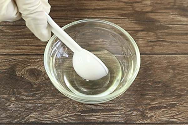 スプーンを油にくぐらせる様子