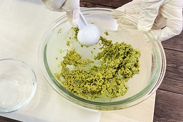 スプーンでクランチを掬う様子