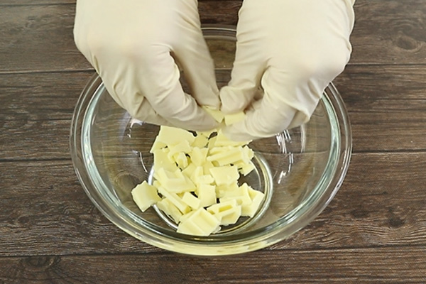 手でホワイトチョコレートを細かく砕く様子