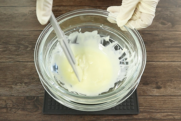 ホワイトチョコレートを湯せんで溶かす様子