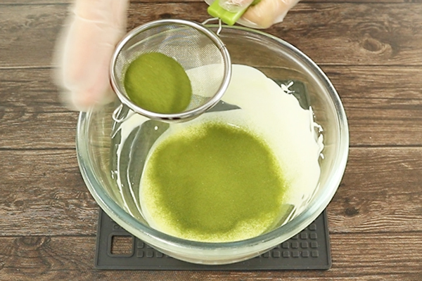 桑の青汁創輝王をふるい入れる様子