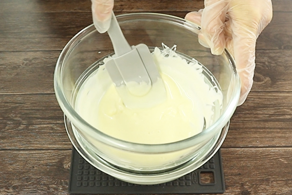 ホワイトチョコレートを湯せんで溶かす様子