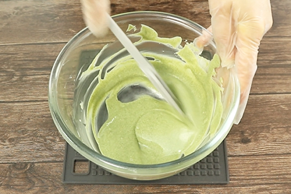 ホワイトチョコレートと桑の青汁創輝王を混ぜている様子