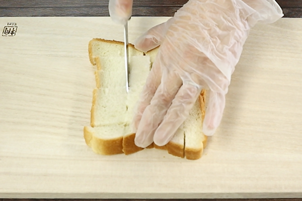 食パンを一口サイズにカットしている様子