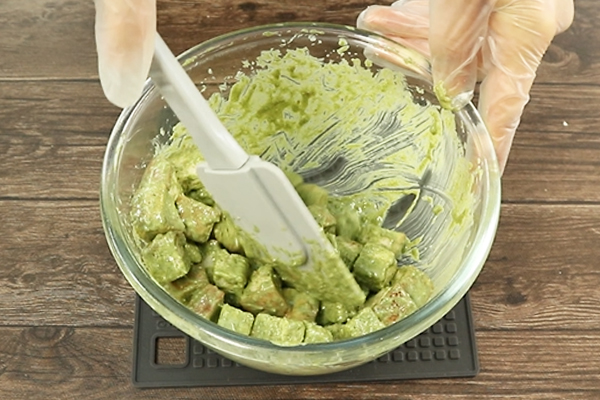 桑チョコと食パンを混ぜている様子