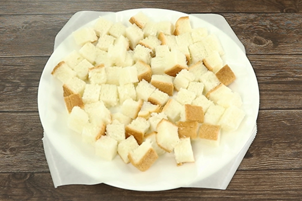 カットした食パンを耐熱皿に並べた様子