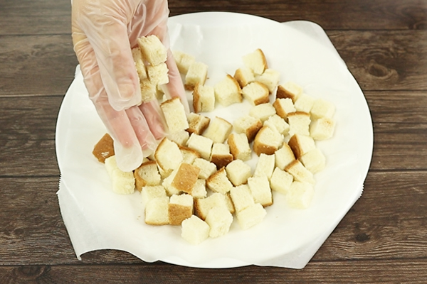 水分が抜けてサクサクになった食パン