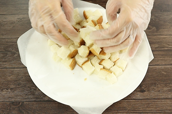 食パンをひっくり返しながら混ぜている様子