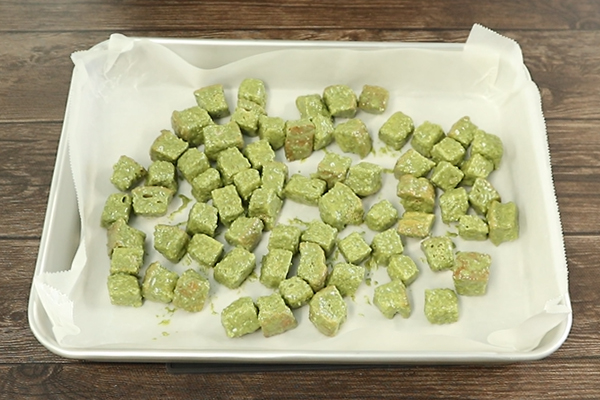 桑チョココーティングした食パンをバットに広げる様子