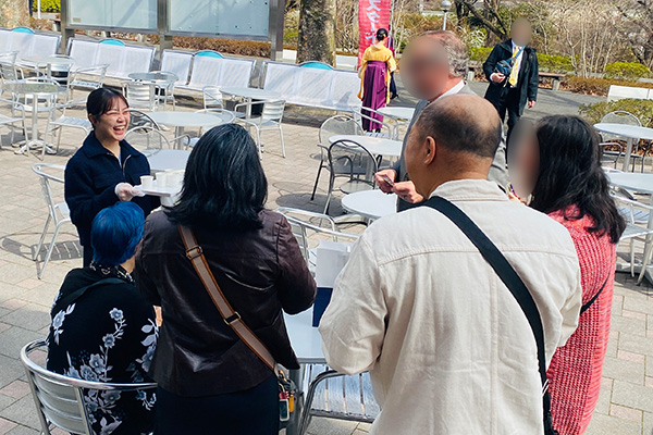 お客様と笑顔で話すインターン生