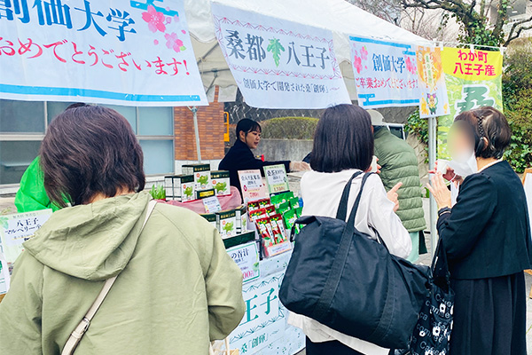 創輝ブースに立ち寄り試飲するお客様
