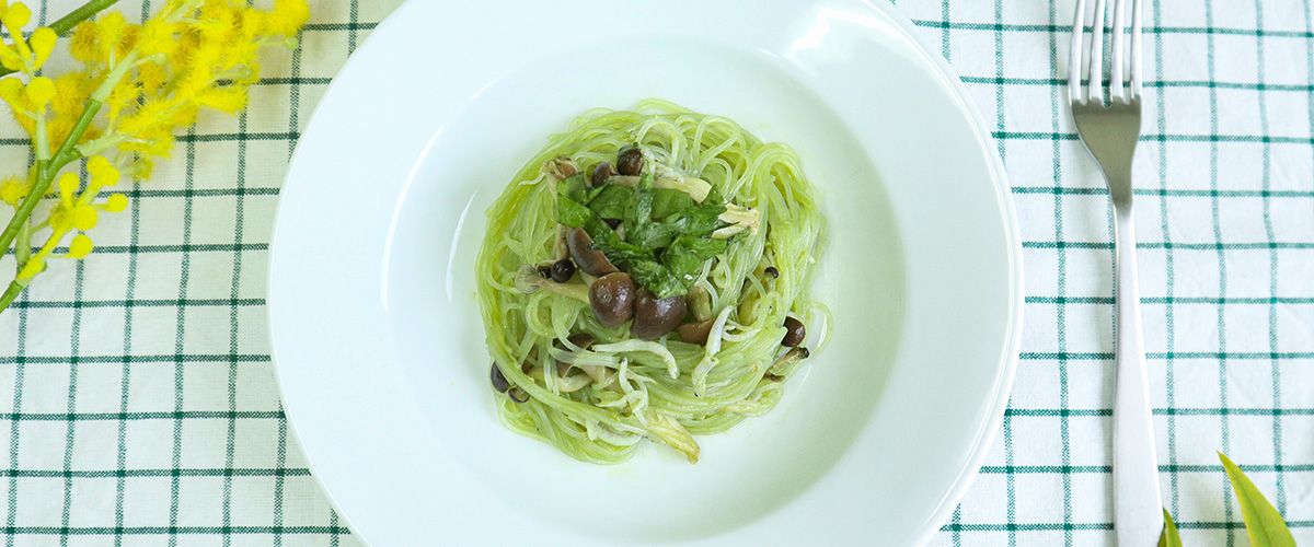 桑の青汁ソースをかける前の春雨桑ジェノベーゼ