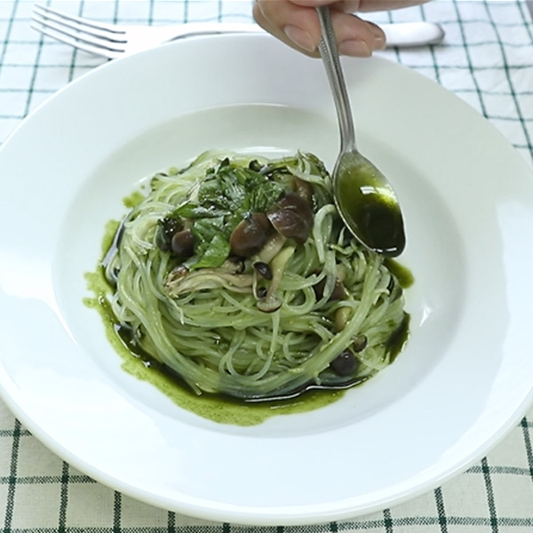 桑の青汁ソースをかけている様子