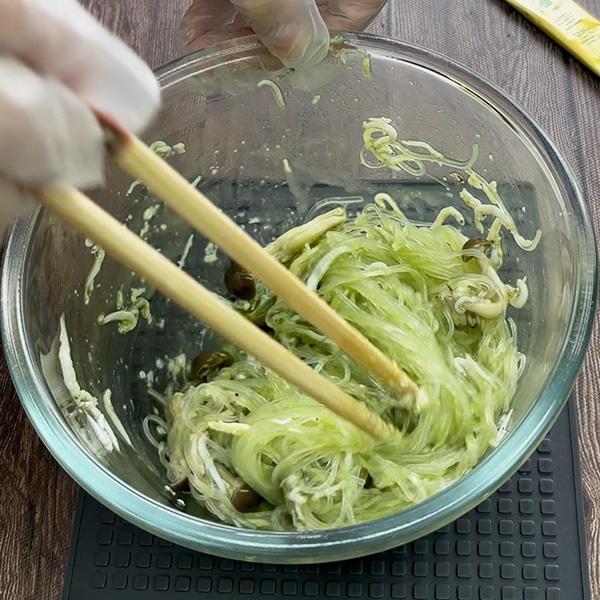 しっかり混ぜている様子